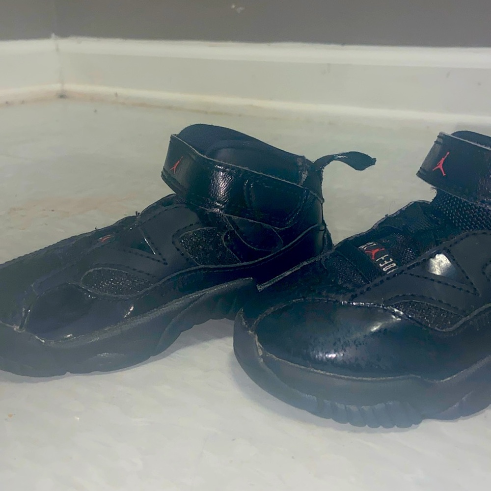 Baby Jordan black and red size 6C
